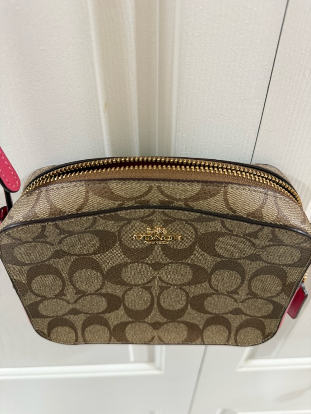 Coach Signature camera crossbody bag in brown monogram canvas with vibrant pink - Picture 3 of 17
